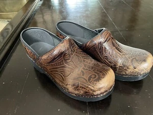 Dansko braun geprägtes Leder geschlossener Absatz Clog Größe 38 US 7,5 - 8 - Bild 1 von 8
