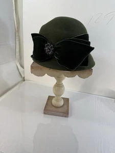 NWOT Hopeless Romantic Green Wool & Velvet Womens Cloche Hat Flapper W/ Flower - Picture 1 of 17