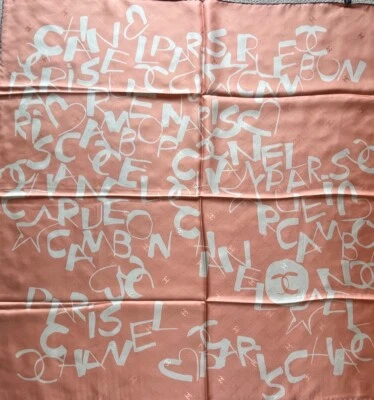 Chanel Nuevo Rosa con Borde Púrpura Bufanda de Seda Foto 1 de 4