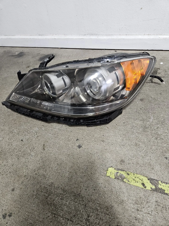 2005-2008 Acura RL Left Driver Side Xenon HID Headlight OEM 05 06 07 08 - Image 1 of 4
