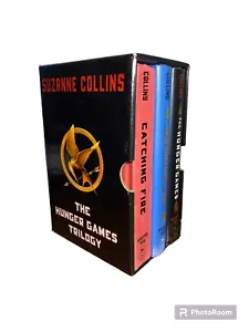 The Hunger Games Trilogy Boxed Set Set by Suzanne Collins Hardback - Foto 1 di 20