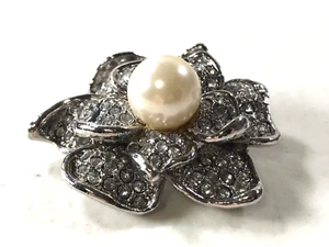 Spilla vintage tono argento finta perla fiore spilla strass trasparenti tenuta - Foto 1 di 5