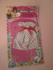 VINTAGE BETTY TEEN FASHION DRESSES OUTFIT M & C NEW - Picture 1 of 4