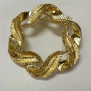 Vintage Bright Gold Tone Wreath of Leaves Round Circle Brooch Pin 1.5" VGC - Picture 1 of 3