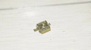 Ecrou de cage d'origine ancien stock Renault 7703044049 13x10x7 mm - Picture 1 of 3