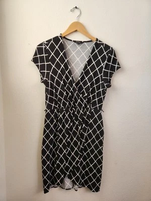 Женское платье Express с искусственным запахом тюльпан эластичное черно-белое размер средний - Изображение 1 из 4