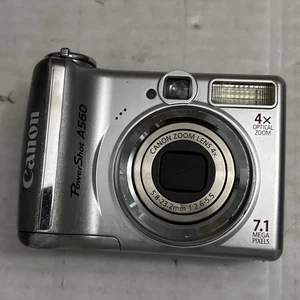 Canon PowerShot A560 7,1 megapixel fotocamera digitale 4x zoom ottico argento usato in ottime condizioni TEST FUNZIONA! - Foto 1 di 11