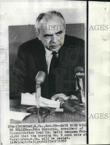 Foto de prensa 1968 John Corcoran, Consolidation Coal Company, en conferencia de prensa - Imagen 1 de 2