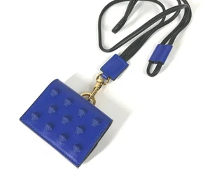 Étui pour écouteurs Apple AirPods en cuir clouté VERSACE Medusa bleu sangle de cou hommes - Photo 1 sur 11