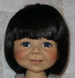 Global SUZI Puppenperücke Größe 9/10 schwarz Doris Day Stil & Pony Neu mit Etikett - Bild 1 von 9