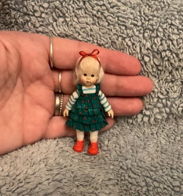 ÚNICO Casa de Muñecas Miniatura Niña Pequeña Muñeca Árbol de Navidad 1:12 Karen Tadman   Foto 1 de 4