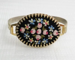 Bracciale Vintage Non Firmato Designer Tono Oro Arazzo Floreale Gancio Tensione - Foto 1 di 8