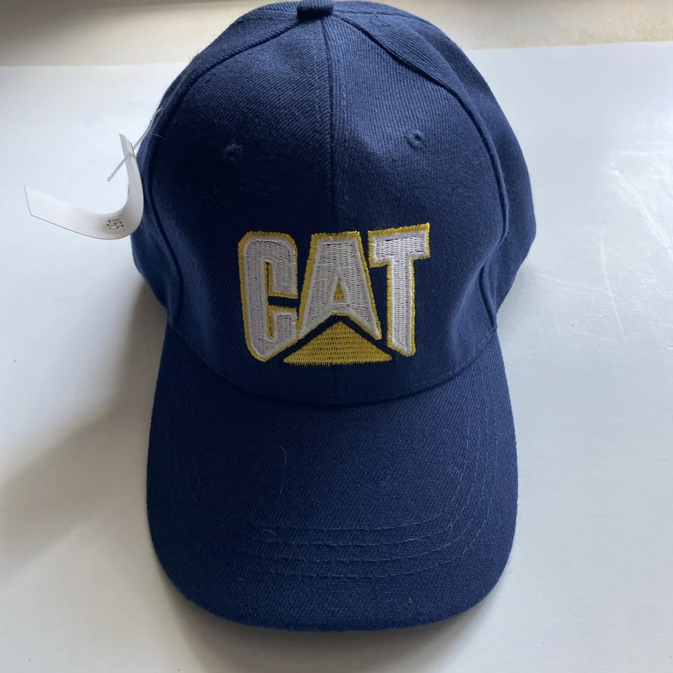 Logotipo CAT. Boné de beisebol azul bordado.   - Imagem 1 de 1
