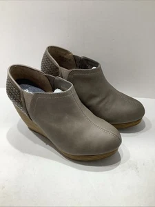 DR SCHOLLS Womens Beige 3/4” Platform Harlow Stacked Wedge Slip On Bootie 7W New - Picture 1 of 7