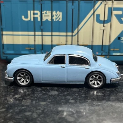 Jaguar Mk1 personalizado Hot Wheels con pilotos reales  Foto 1 de 4