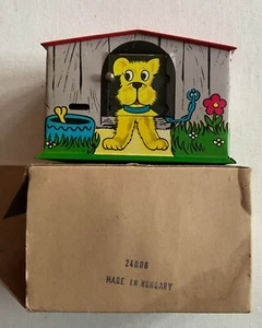 Banco mecánico de hojalata vintage para perros Lemezarugyar Budapest Hungría Fogy. Nuevo en caja - Imagen 1 de 6