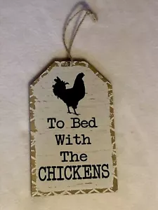 Farmhouse Decor To Bed With The Chickens Sign Rooster Chicken - Foto 1 di 2