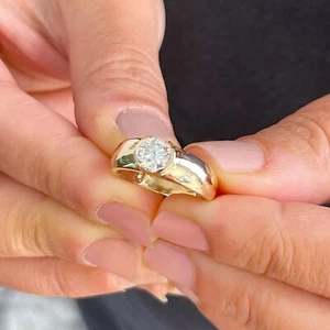 Anillo de compromiso de moissanita de corte redondo de oro amarillo liso de 14 K semibisel 0,90 quilates - Imagen 1 de 10