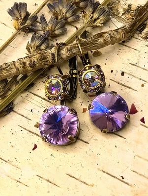Pendientes colgantes de latón en dos piedras con flor de lavanda lila púrpura cristal de Swarovski Foto 1 de 4
