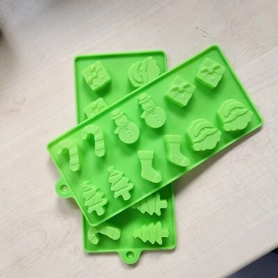 Christmas Wax Melt Mould, Chocolate, Soap, 12 Cavity Silicone Mold, Red/Green - Image 1 of 4