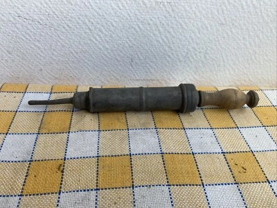 Ancienne Seringue A Graisse Métal Et Bois Deco Retro Outil  - Photo 1/4