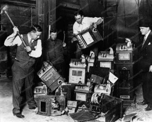 Spielautomaten zerstört Strafverfolgung 8x10 Nachdruck des alten Fotos - Bild 1 von 1