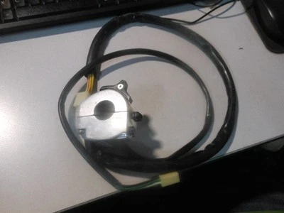 Manija del interruptor izquierdo NOS Suzuki OEM TS125 TC125 TS185 TS250 57700-28643 Foto 1 de 4
