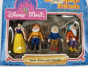 Disney Magic Town Square Friends Cinderella Pooh Tigger Eeyore Sears Exclusive - Bild 1 von 8