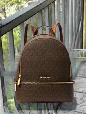 Mochila de ombro Michael Kors Rhea feminina média logotipo MK marrom bolsa satchel - Imagem 1 de 4