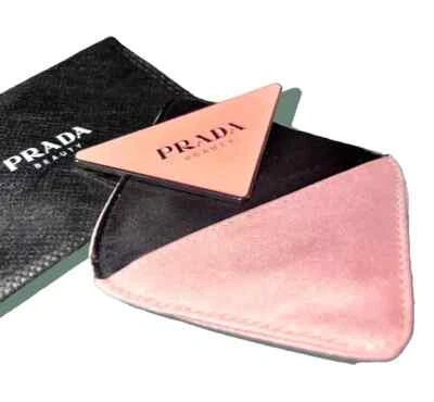 Prada Belleza Espejo Rosa Estuche Logo Bolsillo Tamaño Triángulo Delgado De Mano  Foto 1 de 4