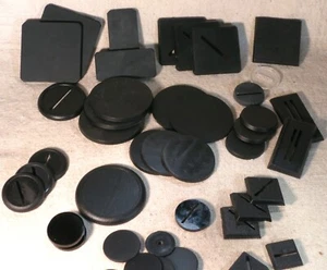 Menge 45x verschiedene neue Basen für Warhammer 40k & AoS Bitz schwere Ausrüstung Miniaturen DND - Bild 1 von 1