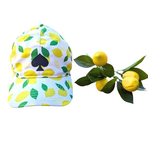Gorra de béisbol Kate Spade con logotipo de limón espalda elástica  - Imagen 1 de 6