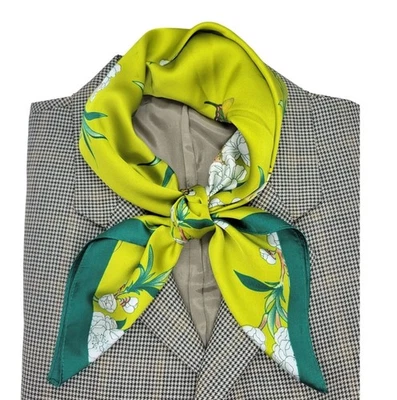 ✨Chic Bufanda Cuadrada Sedosa Verde Brillante Mariposa Blanco Estampado Floral Bandana para la Cabeza✨ Foto 1 de 4