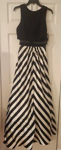 Nuevo con etiquetas Vestido Formal Betsy & Adam Dillard Junior Talla 4 Negro/Blanco a Rayas Baile de graduación - Imagen 1 de 9
