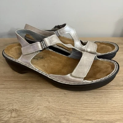 Sandalias de cuero plateadas Naot 41 L10 para mujer correa de estrás cuña cómoda Foto 1 de 4