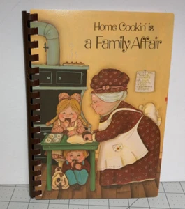 "Home Cookin is a Family Affair" Cookbook Vintage Book of Favorite Recipes - Foto 1 di 8