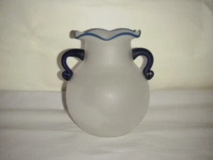 HERMOSO JARRÓN DE VIDRIO ARTE ESCARCHA SATINADO TRANSPARENTE PESADO 7" CON ASAS DE COBALTO BORDE CON VOLANTES - Imagen 1 de 12