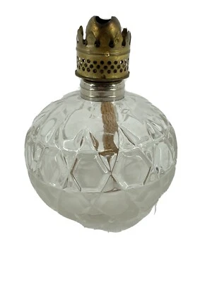 Antigua lámpara de aceite geométrica grabada a mano redonda de vidrio transparente vintage globo de latón de 4" Foto 1 de 4