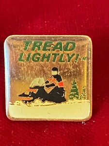 ¡Pisa ligeramente! Prendedor de solapa de corbata campaña de preservación de impacto natural 1" moto de nieve  - Imagen 1 de 2