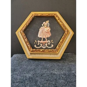 Juego vintage de dos pinturas pastel enmarcadas en hexágono marcos de madera de tiza - Imagen 1 de 5