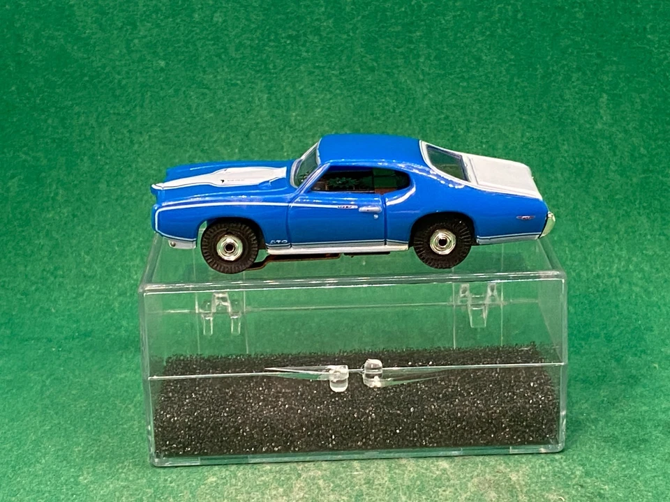 MODELO ORIGINAL MOTORING '69 ROYAL BOBCAT GTO, AZUL/BLANCO, CHASIS FUNCIONANDO, SUPER Foto 1 de 4