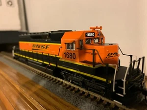 B.L.I. #6778  B.N.S.F. EMD SD40-2 Diesel Loco #1680 w/DCC & Par.4 Sound 1/87 - Picture 1 of 6
