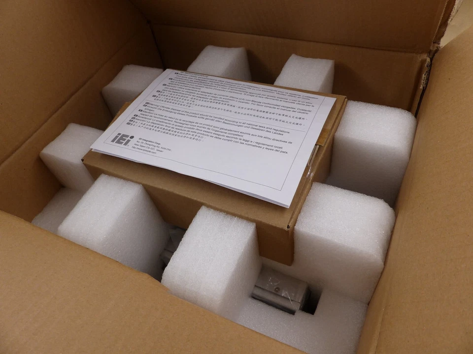 Computadoras de caja integrada IEI SISTEMA INTEGRADO RESISTENTE SIN VENTILADOR I5-9500TE 2,2 GHZ Foto 1 de 4