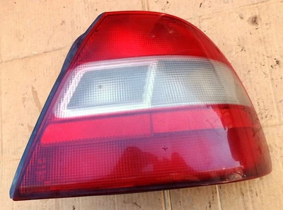 HONDA CIVIC SHH UK 5 PUERTAS MODELO 1996 99 LUZ TRASERA LADO DERECHO USADO - Imagen 1 de 4