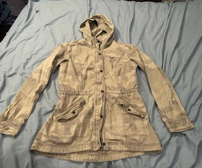 Jaqueta de exército vintage Hollister feminina média com capuz camuflagem anos 90  - Imagem 1 de 4