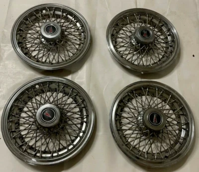 Juego de 4 tapacubos y emblemas de rueda de radios para tapacubos Pontiac Wire 1978-1987? Foto 1 de 4