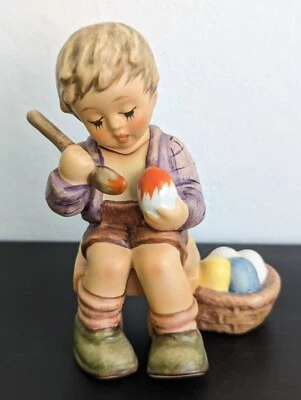 Goebel/Hummelfigur 2027 "Ostereiermalen" FM 10 - 1. Wahl - Bild 1 von 4