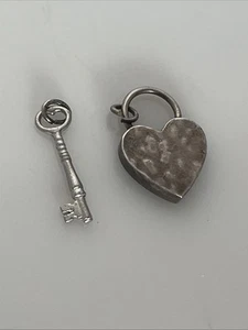 STERLINGSILBER HERZ UND SCHLÜSSEL ARMBAND CHARM 23x16mm 23mm Schlüssel 3B - Bild 1 von 3