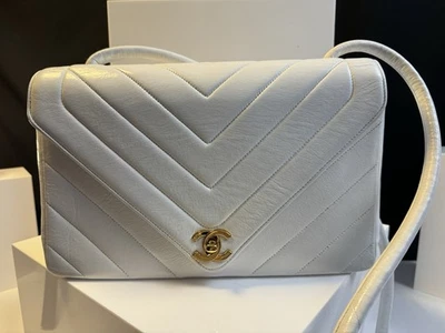 Bolso mediano Chanel 24K clásico vintage sobre con solapa Chevron piel de cordero blanco Foto 1 de 4