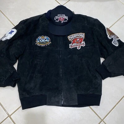 Chaqueta y sombrero de gamuza bombardero Tampa Bay Buccaneers Super Bowl Champions 2002-2003 Foto 1 de 4